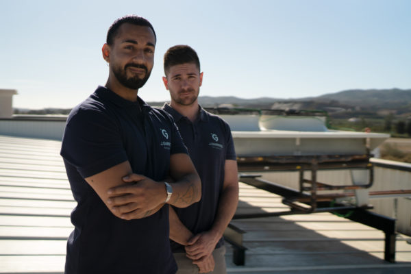 Dos técnicos de frío en instalaciones de Jalhuca