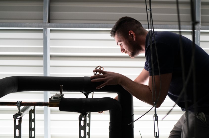 técnico de frío trabajando en instalaciones de Málaga